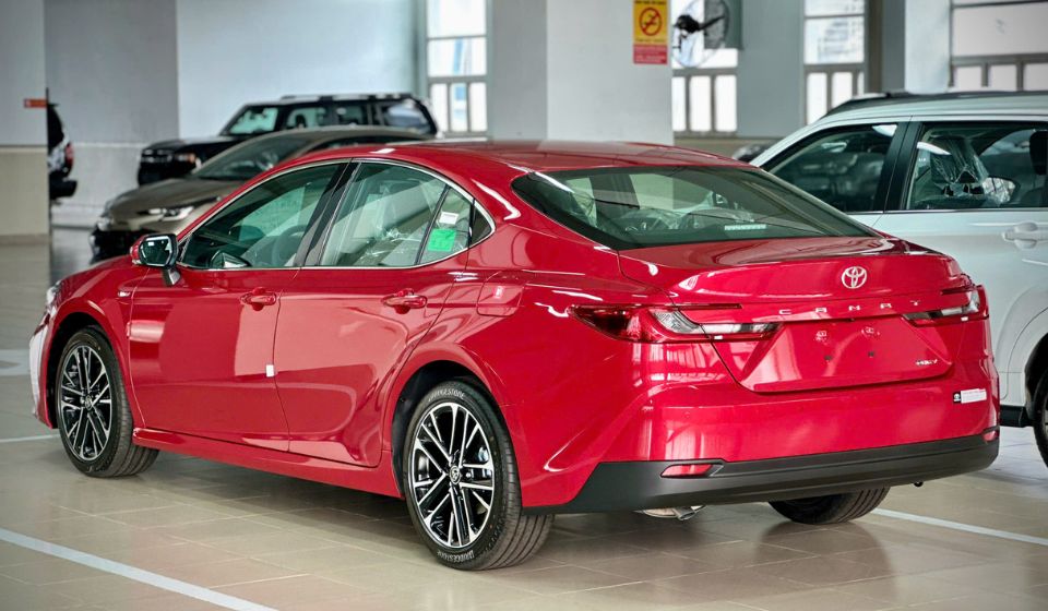 camry 2.5q giá lăn bánh